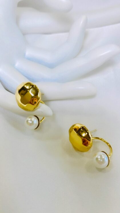 Σφυρήλατη Αγκαλιά με Πέρλα: Εκρηκτικός Συνδυασμός Φινέτσας και Δυναμισμού!