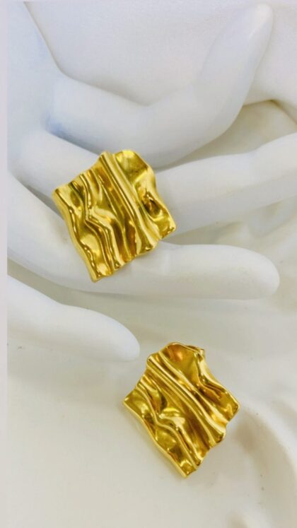 Λάβα: Η Δύναμη και η Κομψότητα σε Ένα Σκουλαρίκι!