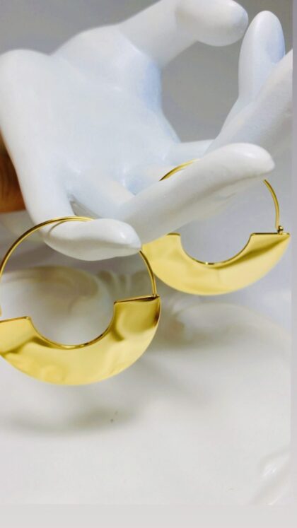 Ημικύκλιος Κρίκος: Η Διαχρονική Κομψότητα στα Αυτιά σου!