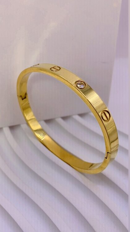 Επιχρυσωμένη χειροπέδα με ζιργκόν και διακριτικό σχέδιο