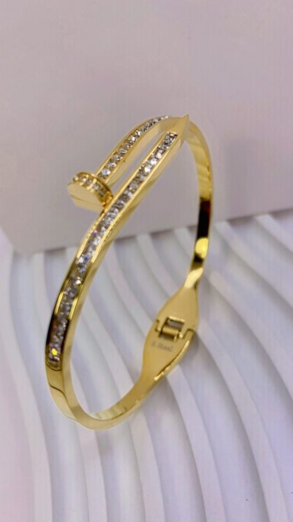 Επιχρυσωμένη χειροπέδα σε σχέδιο καρφί με ζιργκόν